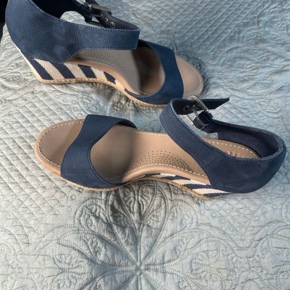 UGG Blue and Tan Sandals with Suede Straps - Picture 2 of 9